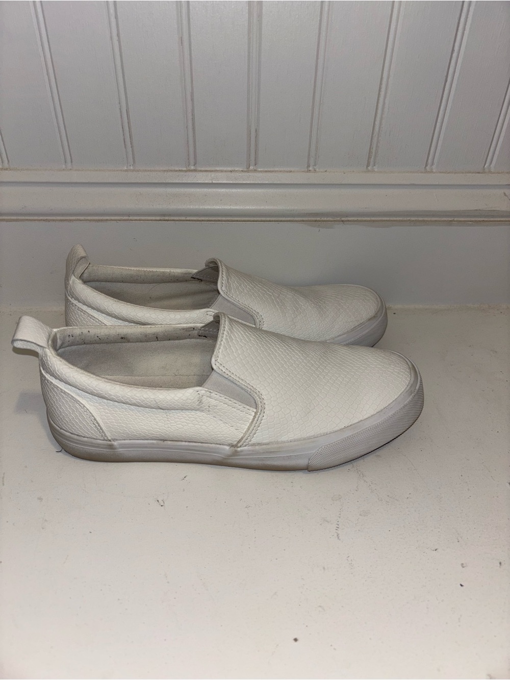 Womenโs 8 White Slip-On Sneakers